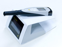 レーザーで虫歯を検査するダイアグノデント